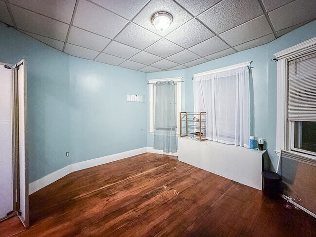 Building Photo - 120 Gladstone St