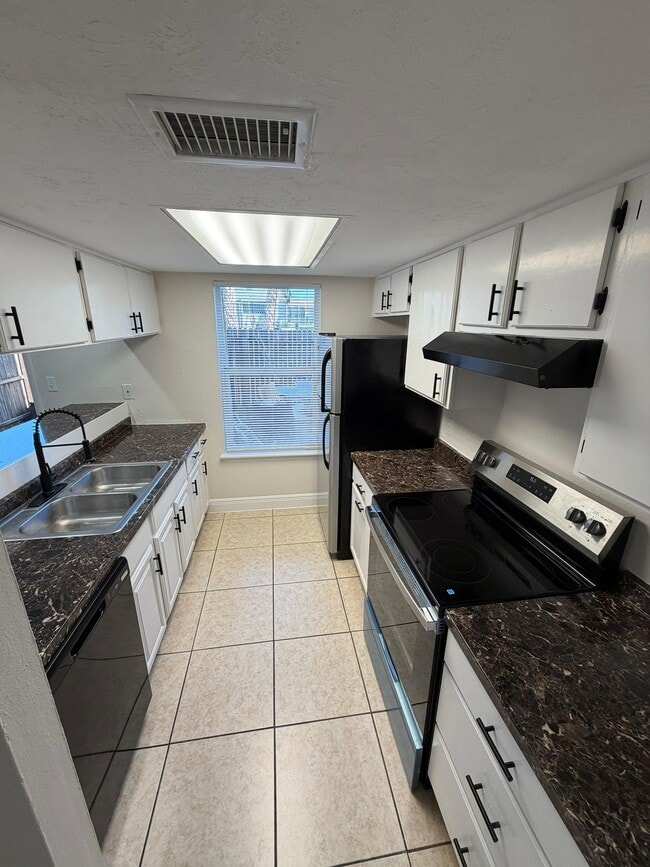 Building Photo - 4031 Norwich Rd