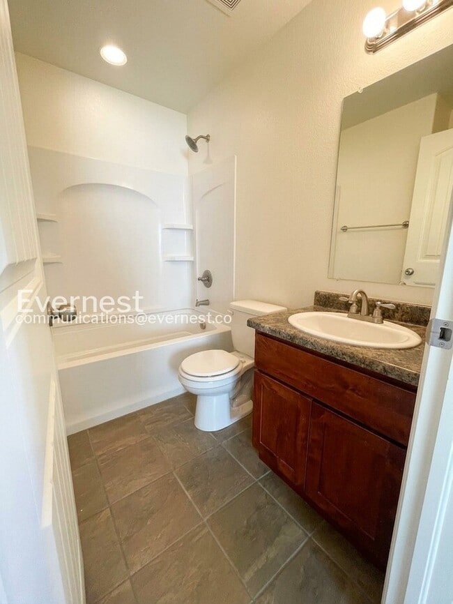 Building Photo - 4 Bed, 4 Bath Townhome with Fenced Yard & Garage / Available Soon!