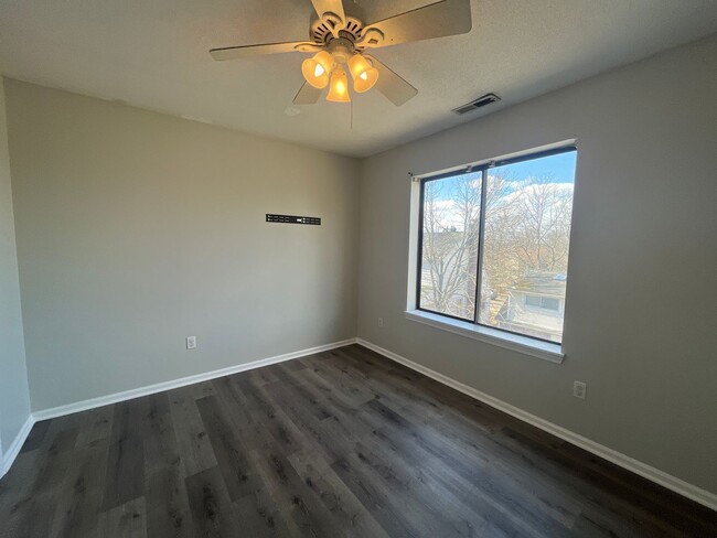 Building Photo - 2 Bed/ 1 Bath- Renovated Duplex Apt W/ Gar...