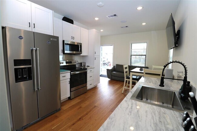 Building Photo - 5506 Ave Q 1/2