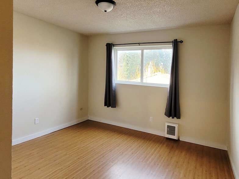 First bedroom, view of window - 649 N Hayes St