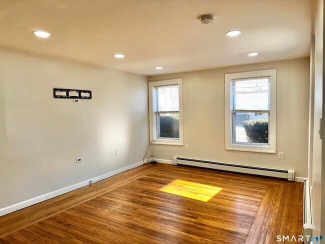 Building Photo - 49 Pleasant St