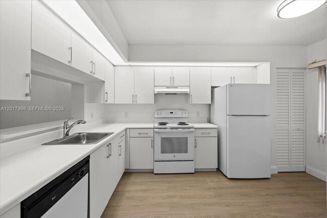 Building Photo - 1351 SW 141st Ave