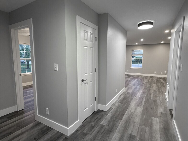 Building Photo - 740 Amos Ct