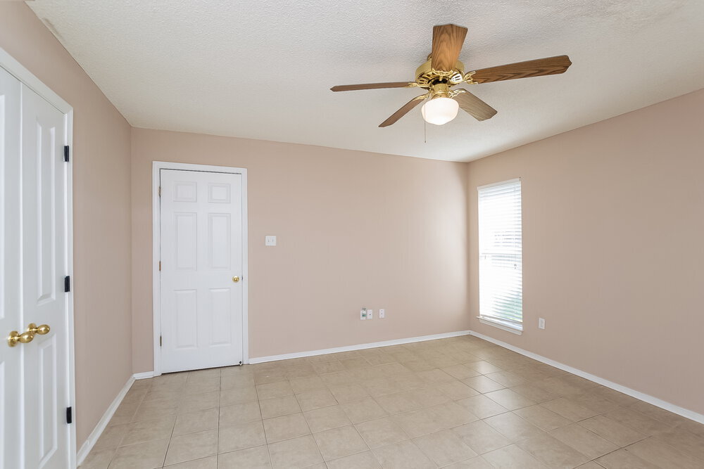 Building Photo - 10173 Oak Run Dr S