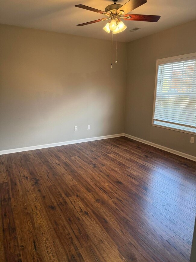 Building Photo - 858 Melanie Ln