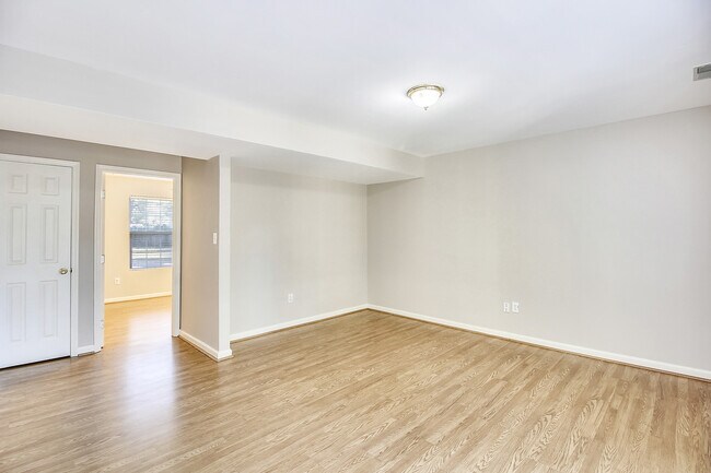 Building Photo - FENCED IN YARD!!!  Beautiful 4/3 UPDATED SF Home in Gaithersburg
