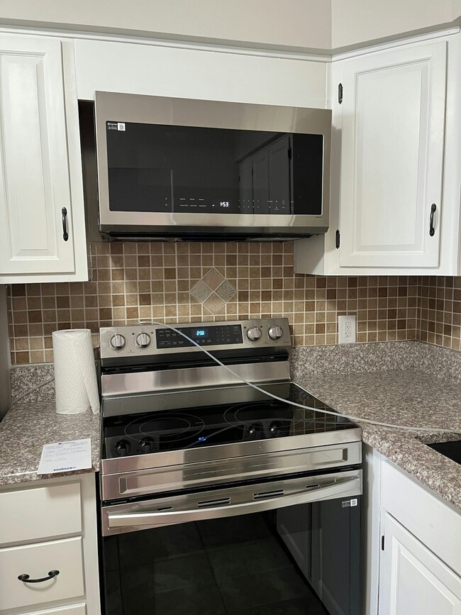 Building Photo - 201 Provincial Ct