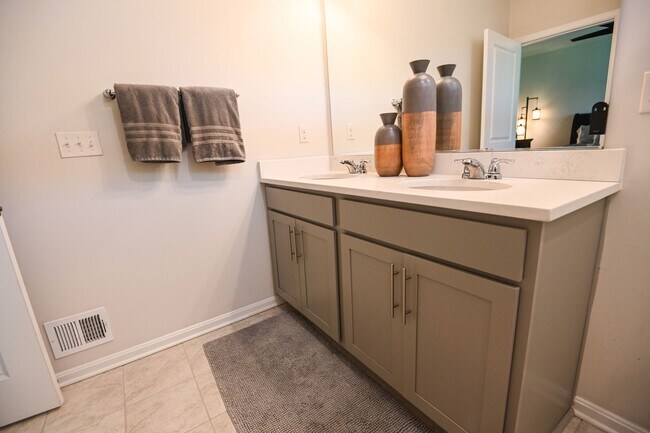 Building Photo - Odenton Townhouse