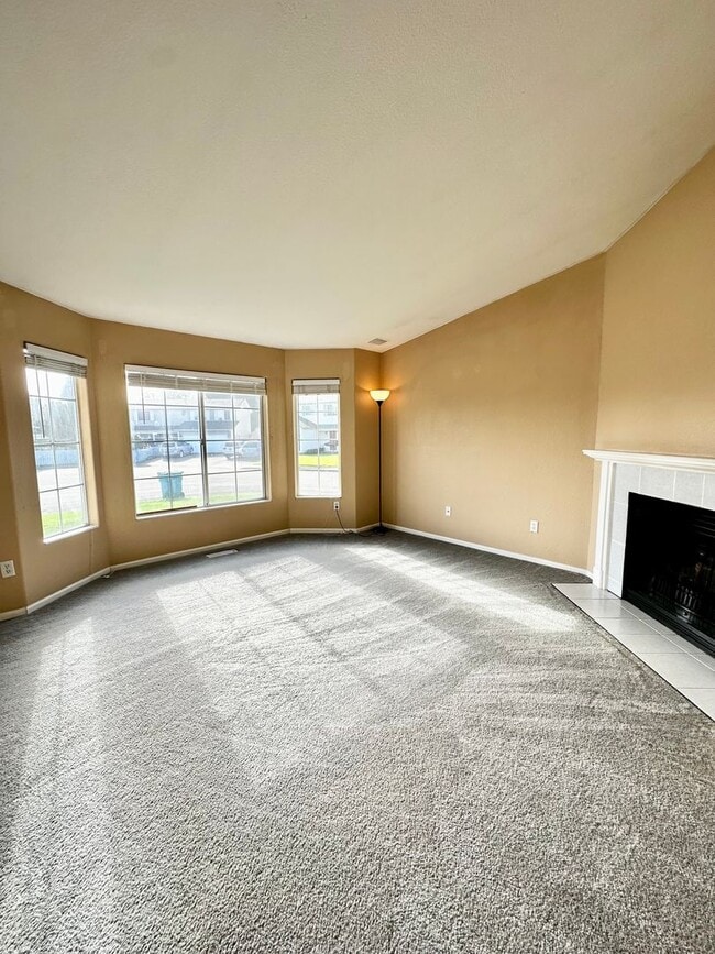 Building Photo - Gorgeous 4 Bedroom 2.5 Bath Single Family Home On Private Cul-Du-Sac