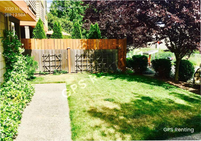 Building Photo - 3 Bed 2.5 Bath Town Home in North Seattle