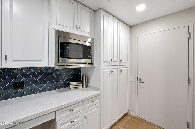 Building Photo - 7151 E Rancho Vista Dr