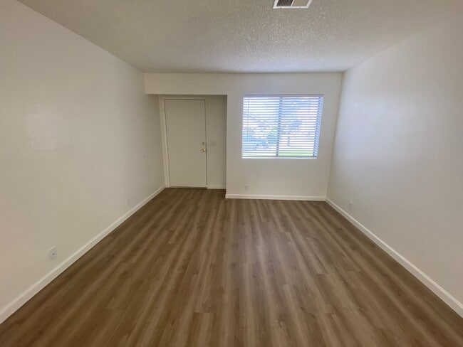 Building Photo - La Tierra Garden Apartment (29)