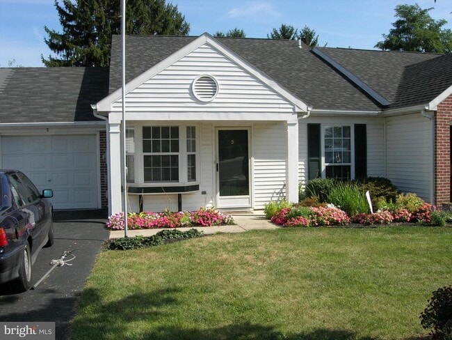 Building Photo - 5 Fieldcrest Dr