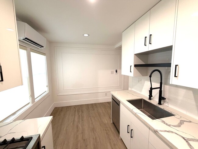 Building Photo - Tastefully remodeled Midtown Sacramento Apartment with Private Backyard Patio!
