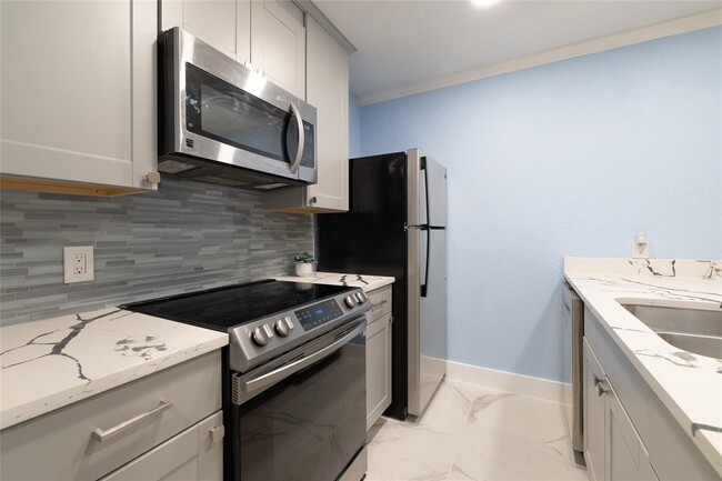 Building Photo - 6501 E Hill Dr