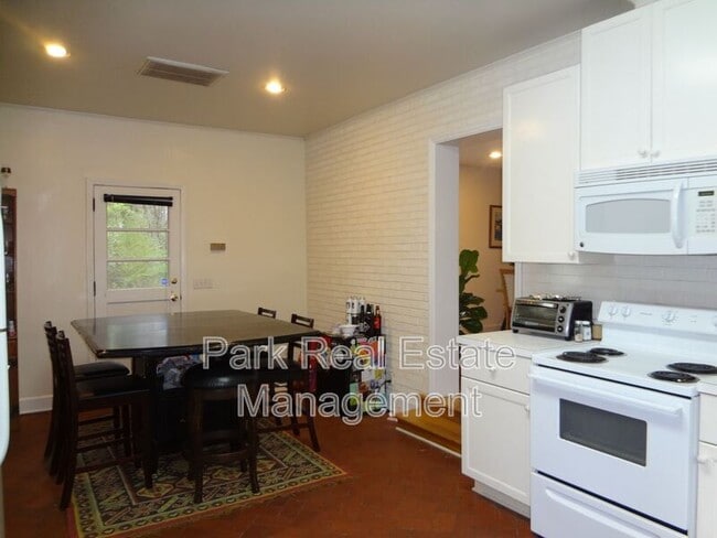 Building Photo - 806 Woodland Ave