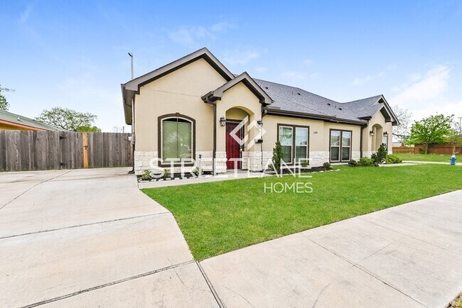 Primary Photo - Beautiful Open Concept 2 Bedroom