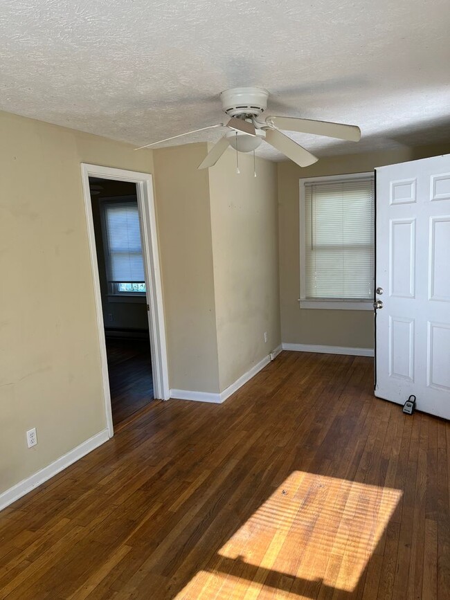 Building Photo - 1 bedroom in Downtown Hendersonville!!