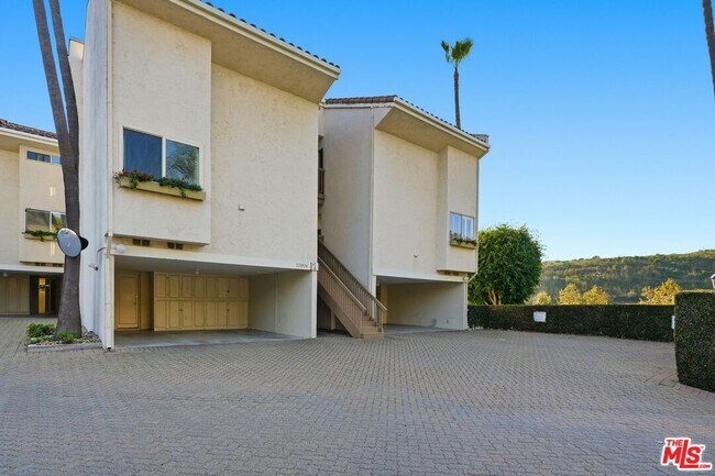 Building Photo - 23926 De Ville Way