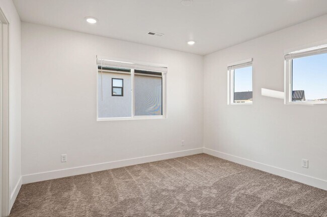 Building Photo - Beautiful 4 bedroom, 3.5 bathroom twin home in St George!