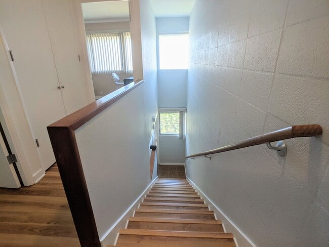Building Photo - Fully Furnished Waialae Gardens 2 Bed/2 ba...