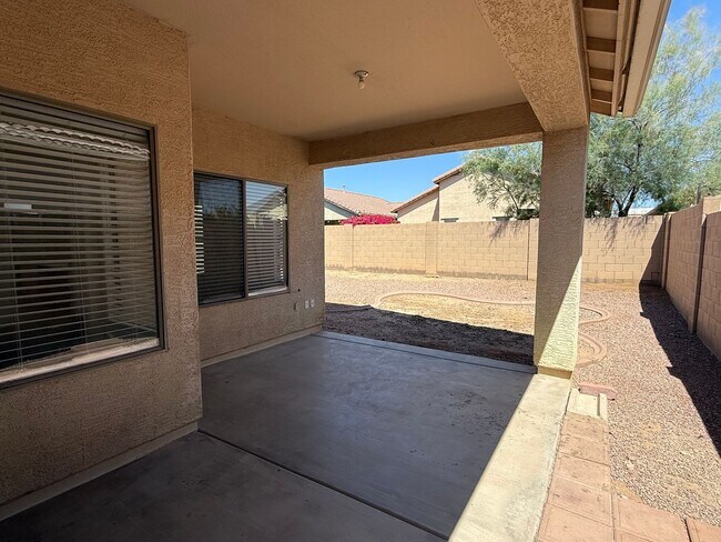 Building Photo - BRAND NEW CARPET 3 Bedroom 2 Bathroom Spacious Floorplan!