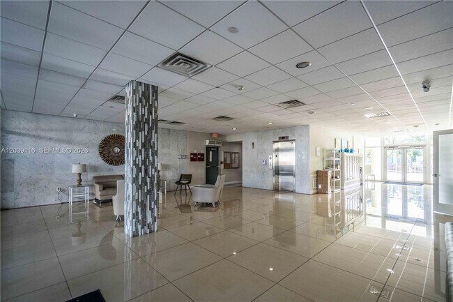 Building Photo - 9500 W Bay Harbor Dr