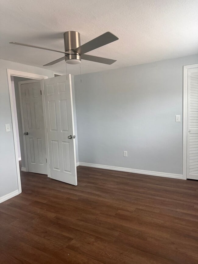 Building Photo - Renovated 2/2 available now !