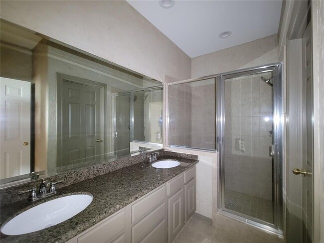 Building Photo - Luxury three bedroom with three and half b...