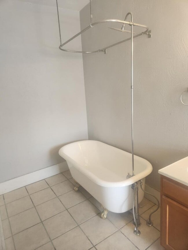 Building Photo - 1608 Lowrie St