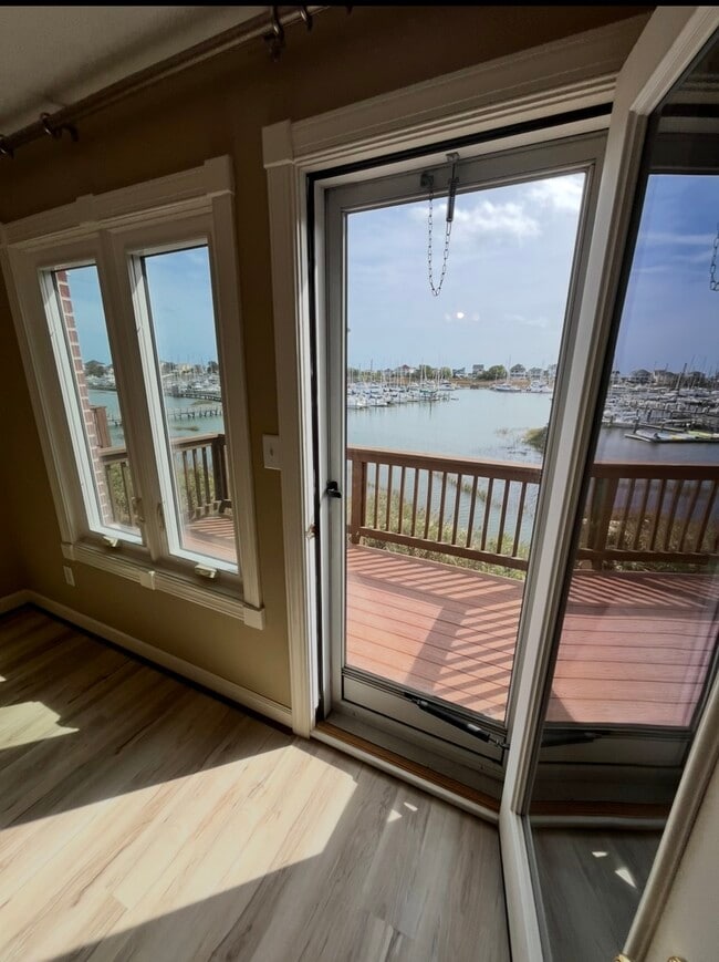 Building Photo - 367 Mainsail Dr