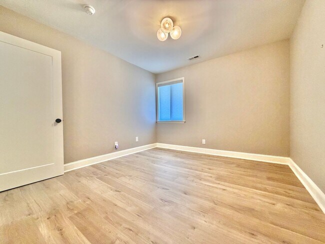Building Photo - 907 Oak Tree Dr