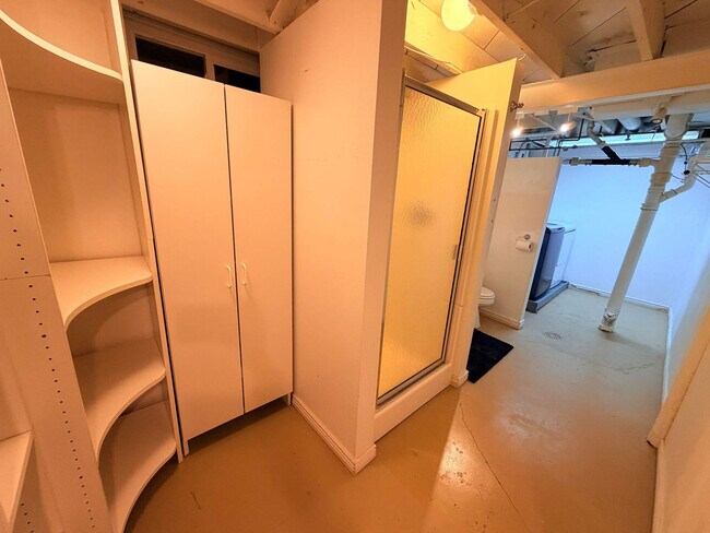 Building Photo - 2933 Ivanhoe St