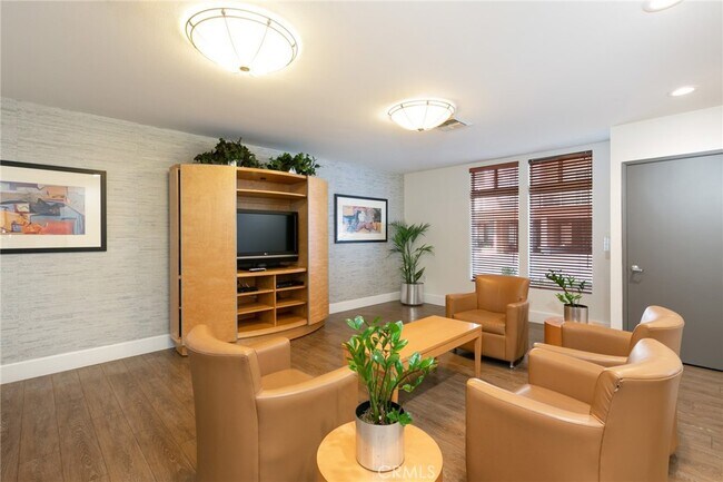 Building Photo - 488 E Ocean Blvd