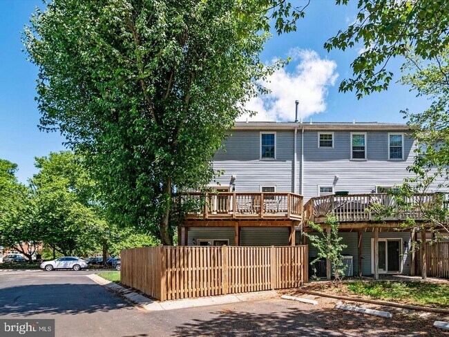 Building Photo - 731 Pine Valley Dr