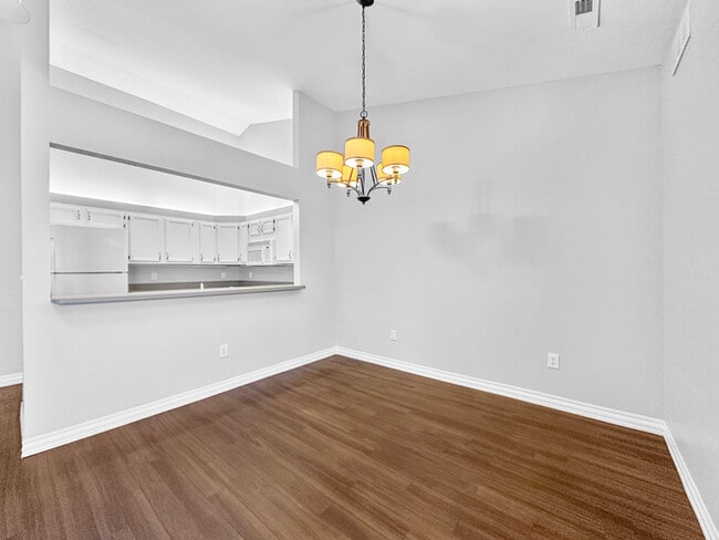 Building Photo - Beautiful 2 Beds 1.5 Bath Villa