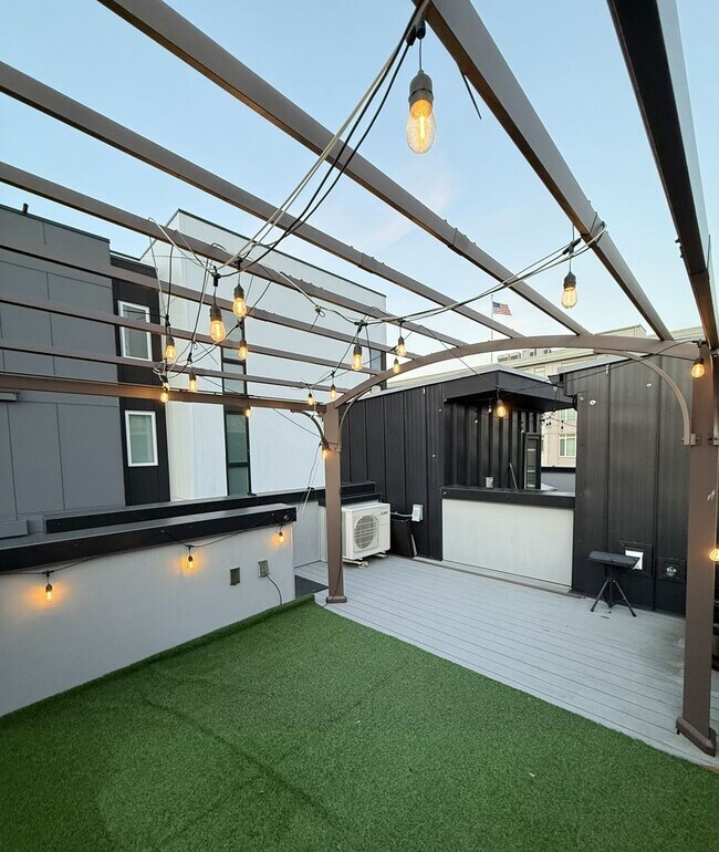 Building Photo - 1 Month Free Rent! Modern 2-Bed, 2-Bath Townhome near Madison Valley – Exceptional Light, Design ...