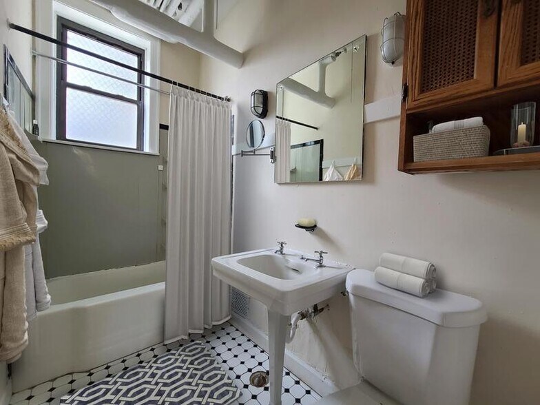 Building Photo - 1110 W Wellington Ave