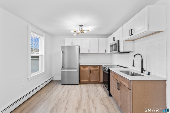 Building Photo - 30 Anthony St