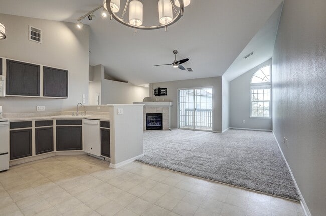 Building Photo - $2,100 - 2 Bed, 2 Bath Townhome in Thornto...