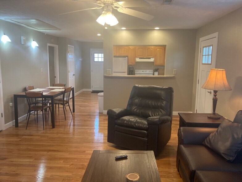 Building Photo - 4047 Martha's Vineyard