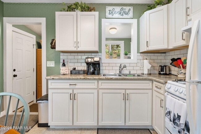 Building Photo - 805 Canyon Dr