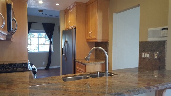 Building Photo - Stunning 3BD Home in The Caminito Monarca Community!!