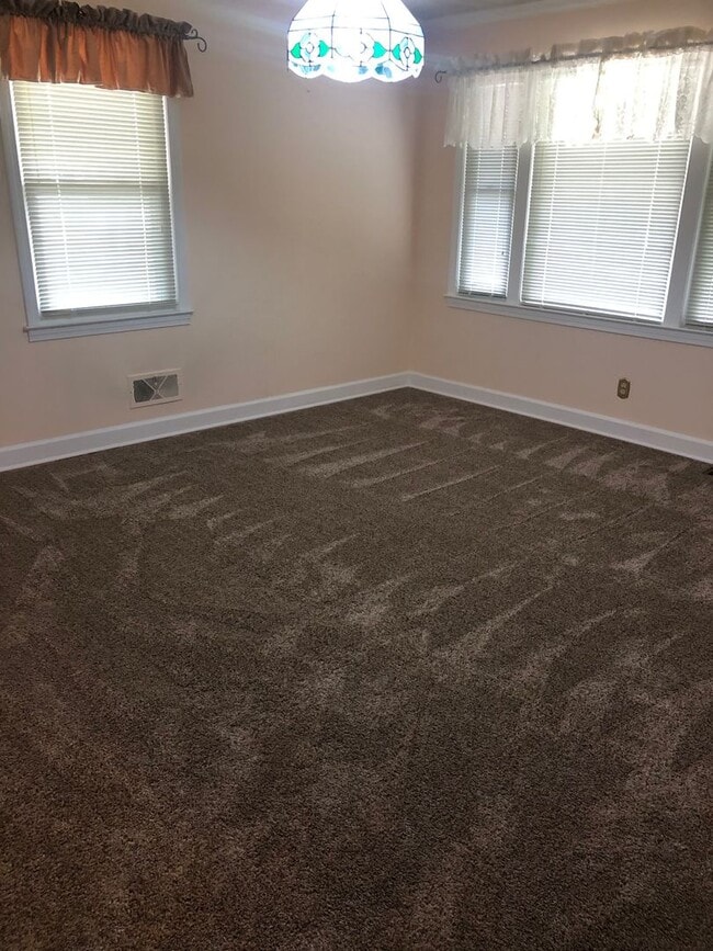 Building Photo - 3 Bedroom, 1.5 Bath Home near Furman Unive...