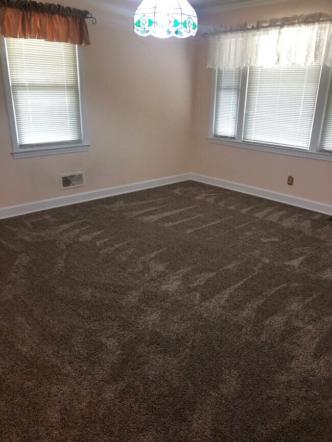 Building Photo - 3 Bedroom, 1.5 Bath Home near Furman University, and Highway 25