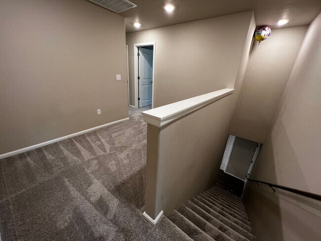 Building Photo - 4 Bed DuPont Townhome for Rent