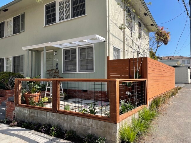 Private Entry - 2109 10th St