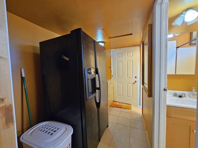 Building Photo - 46184 Park Dr